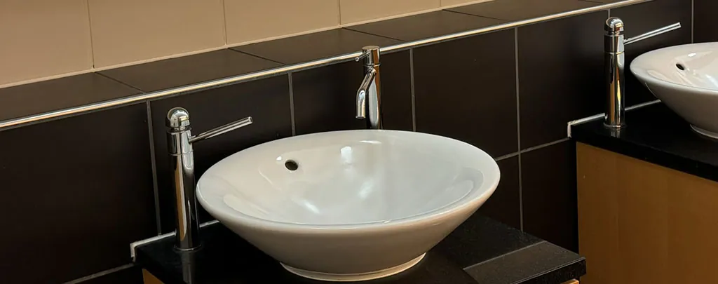 Spiegel, Waschtische & Armaturen &middot; Rainer Petri