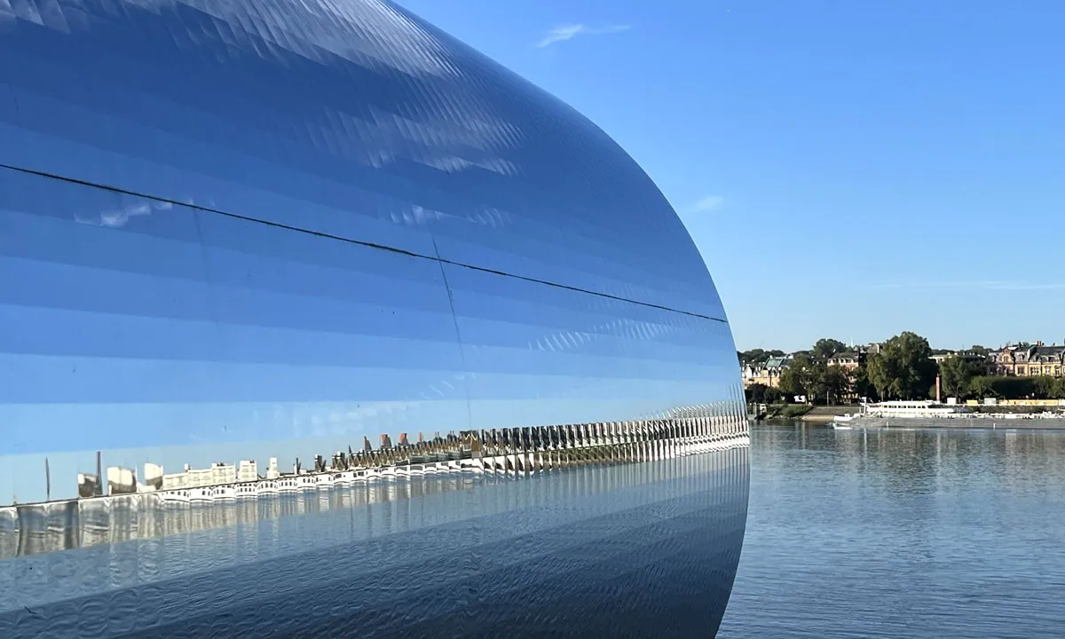 Kunstobjekt mit Spiegeln und Blick über den Rhein auf die Stadt Mainz &middot; Rainer Petri